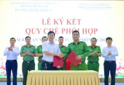 TRƯỜNG TRUNG CẤP DÂN TỘC NỘI TRÚ NGHỆ AN VÀ CÔNG AN XÃ CON CUÔNG KÝ KẾT QUY CHẾ PHỐI HỢP ĐẢM BẢO AN NINH TRẬT TỰ VÀ PHÒNG, CHỐNG TỆ NẠN XÃ HỘI TRONG TRƯỜNG HỌC