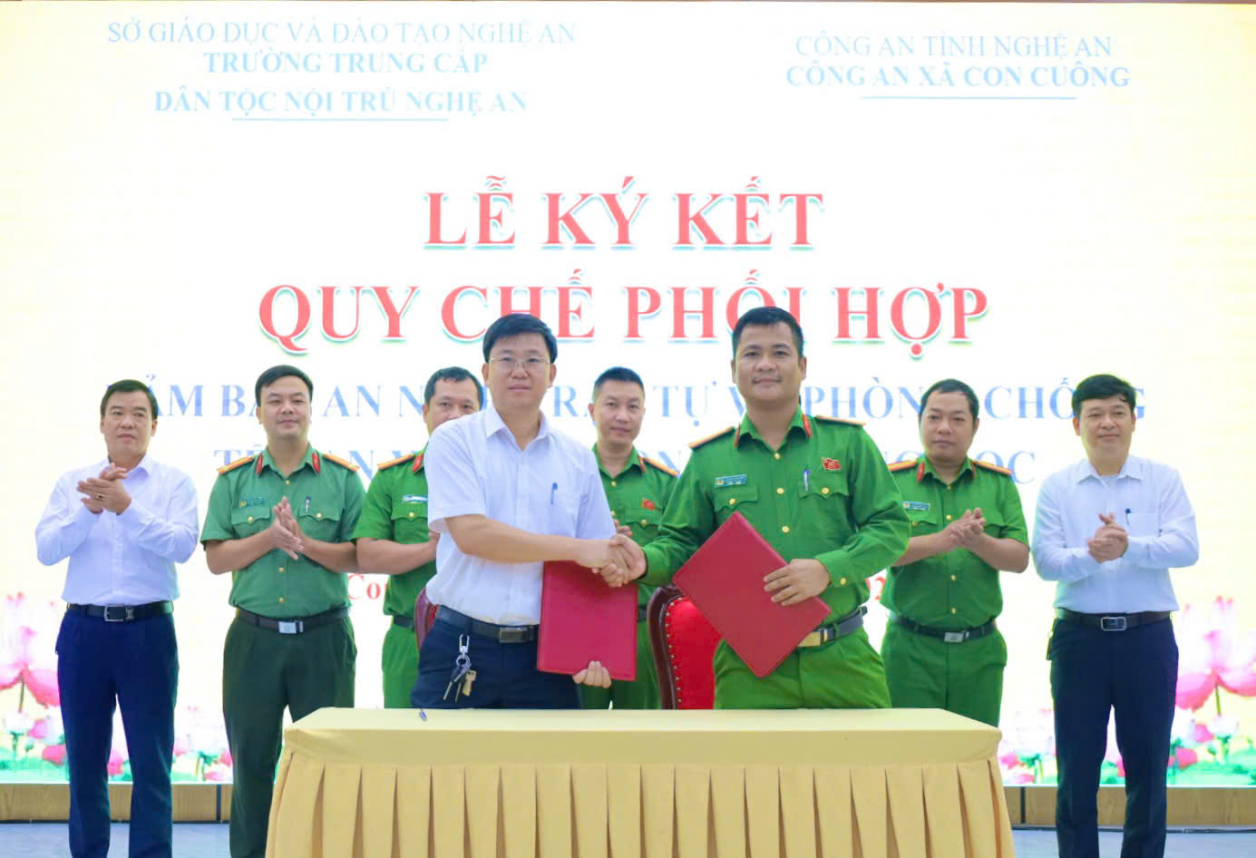 TRƯỜNG TRUNG CẤP DÂN TỘC NỘI TRÚ NGHỆ AN VÀ CÔNG AN XÃ CON CUÔNG KÝ KẾT QUY CHẾ PHỐI HỢP ĐẢM BẢO AN NINH TRẬT TỰ VÀ PHÒNG, CHỐNG TỆ NẠN XÃ HỘI TRONG TRƯỜNG HỌC