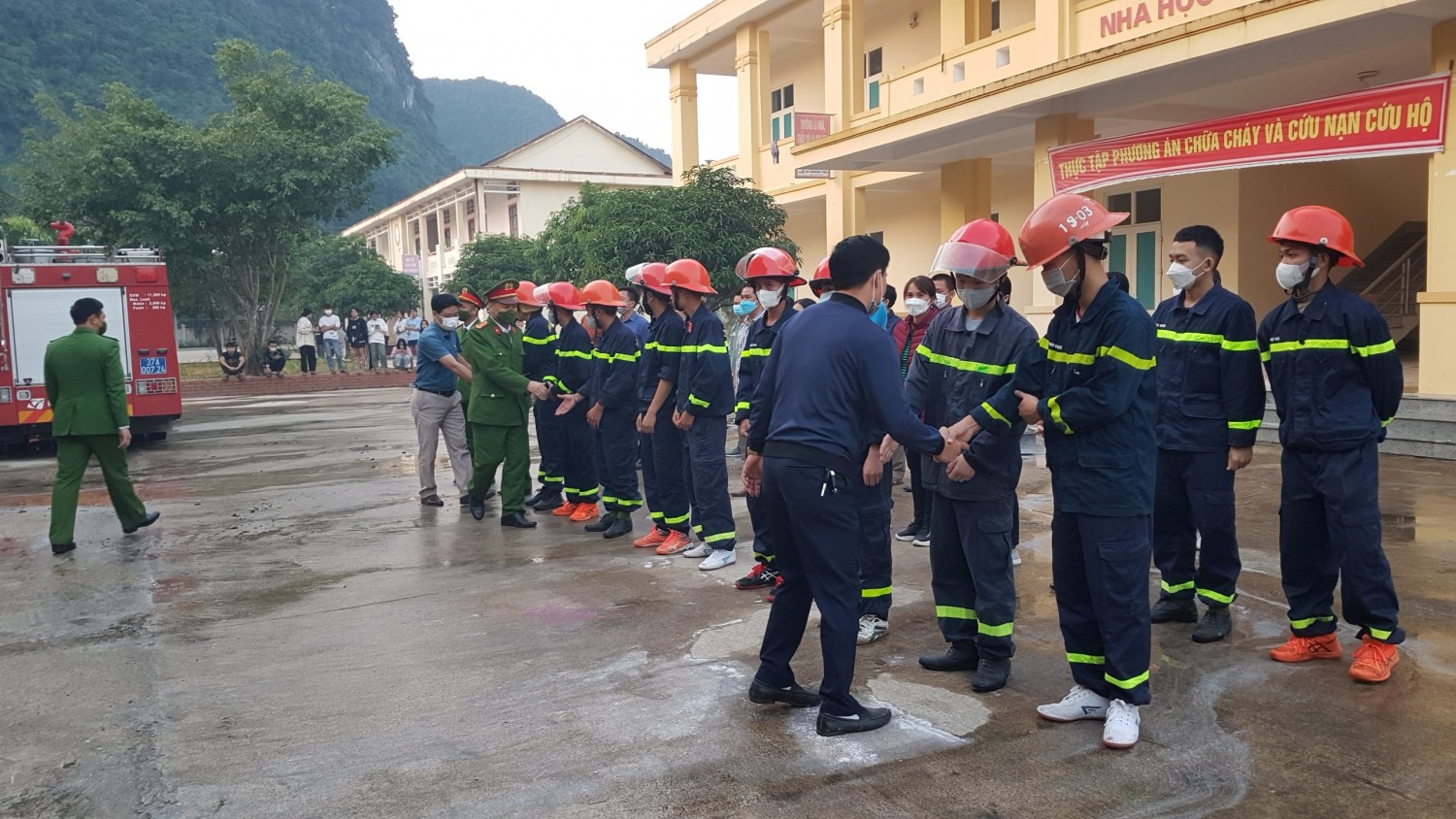 Các đồng chí lãnh đạo chúc mừng đội phòng cháy cơ sở hoàn thành nhiệm vụ